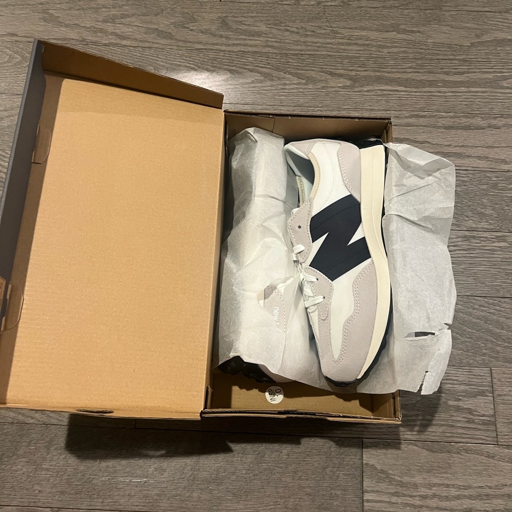 New Balance 327
Boys' Grade School (big kids size+1.5=womens size) - Picture 9 of 11